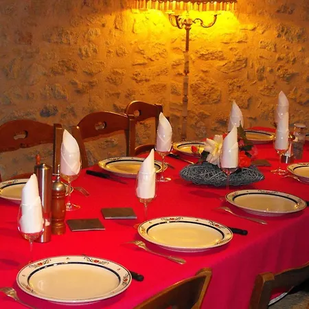 Chateau De Crecy Frühstückspension *